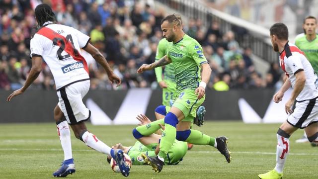 Jesé, del Betis, trata de superar a la defensa dle Rayo Vallecano. Foto: Twitter (@RealBetis)