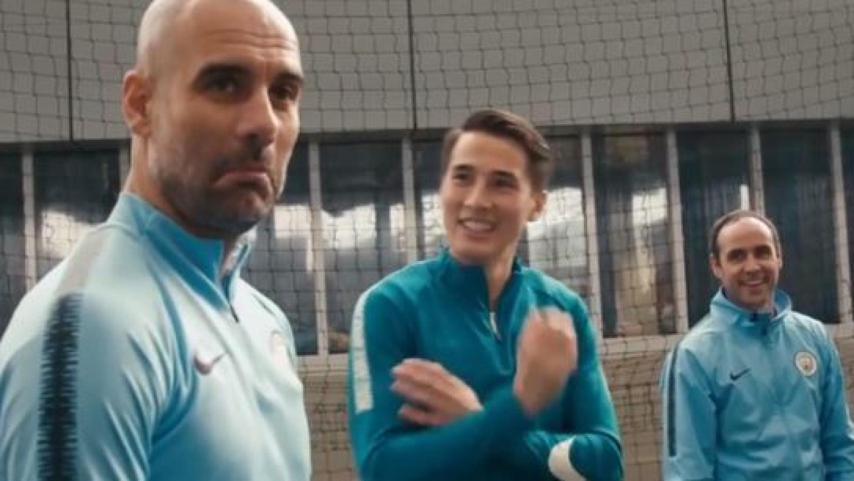Pep Guardiola durante su visita a un equipo de barrio.