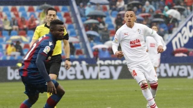 Moses Simon y Orellana en el Levante - Eibar. Foto: Twitter (@elchiringuitotv)
