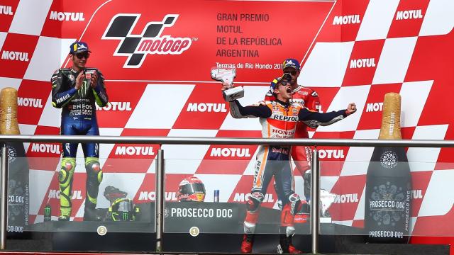 Márquez celebra en el podio su victoria en el Gran Premio de Argentina.