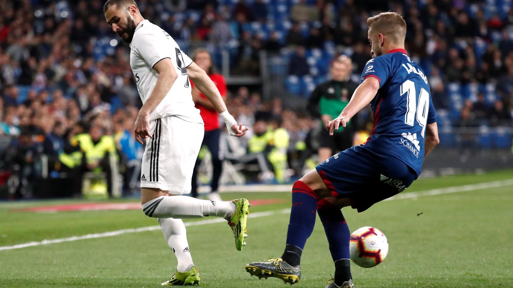 Pase de tacón de Benzema ante el Huesca