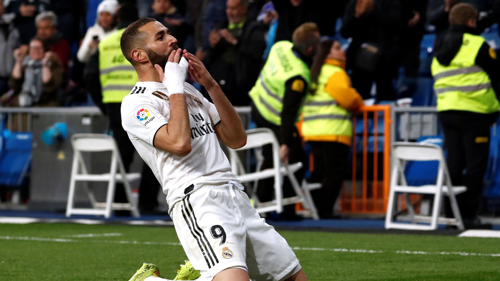 Karim Benzema celebra el gol de la victoria del Real Madrid ante el Huesca