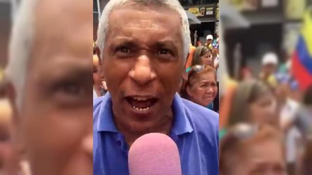 Un venezolano viudo por falta de medicinas en los hospitales increpa a Nicolás Maduro en una manifestación.
