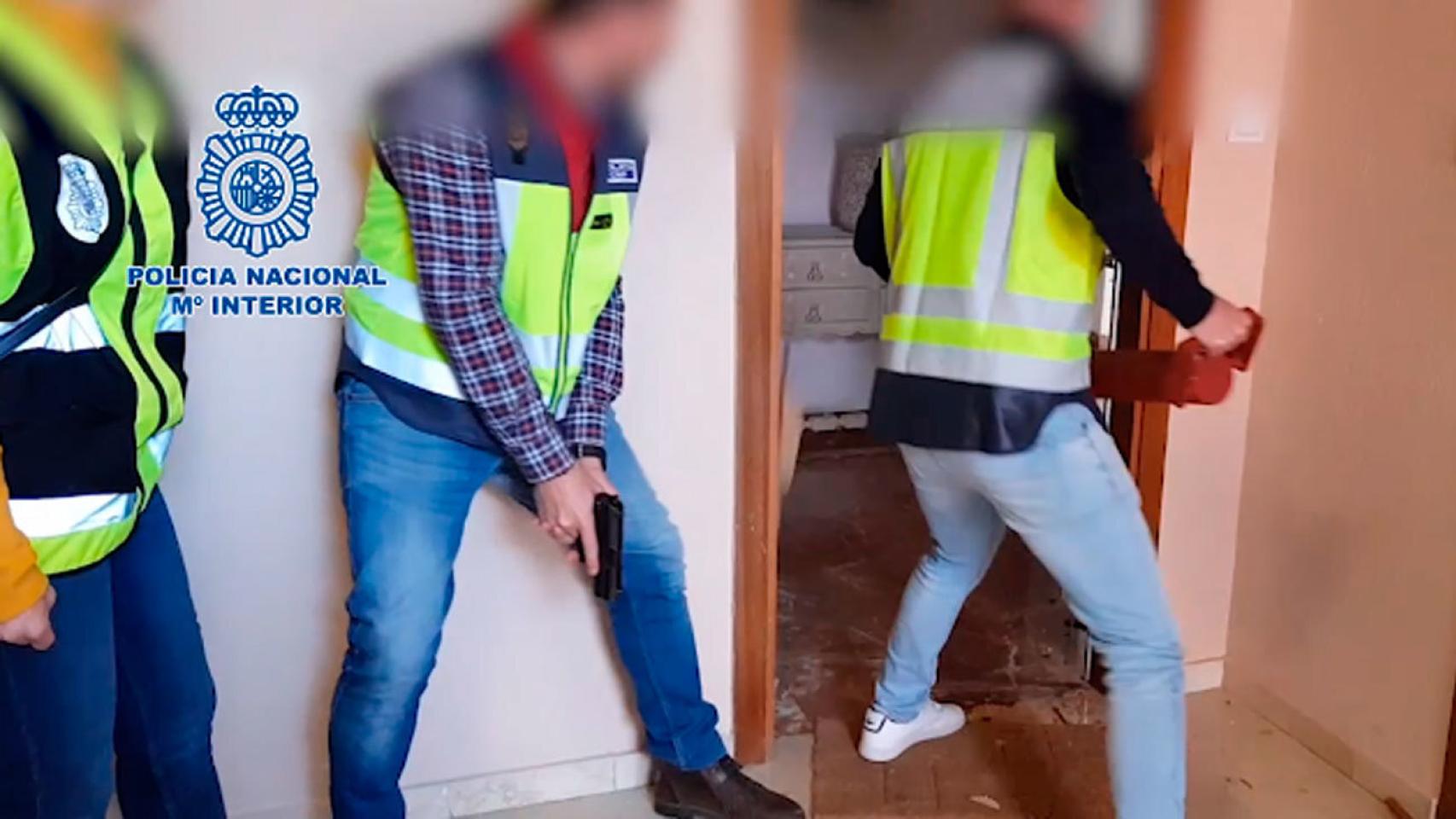 La operación policial llevada a cabo contra un grupo itinerante de proxenetas.