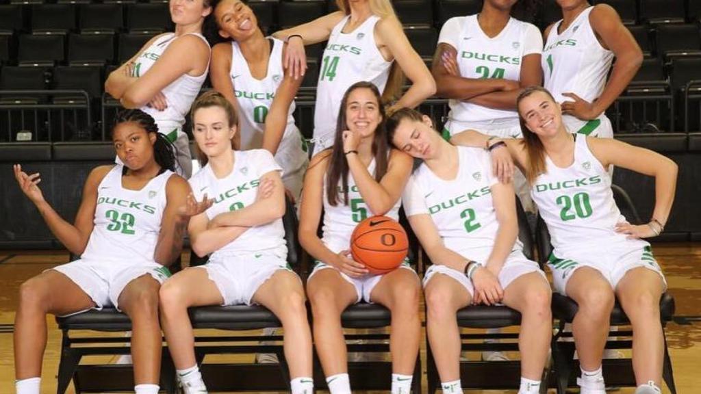 Maite Cazorla, junto a sus compañeras del Oregon WBB