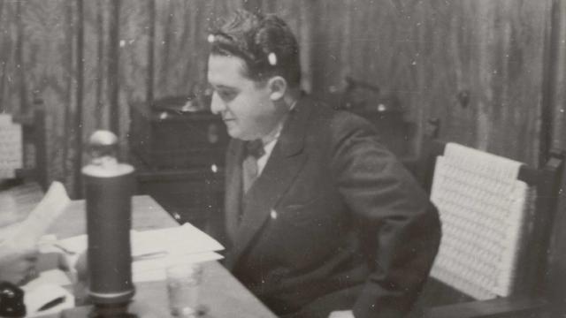 Agustín de Foxá en 1938 durante una conferencia en Burgos.