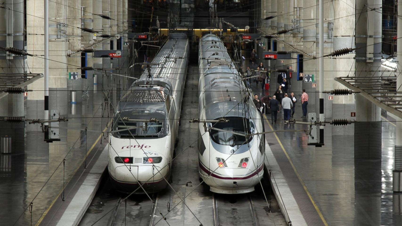 Dos trenes de alta velocidad.