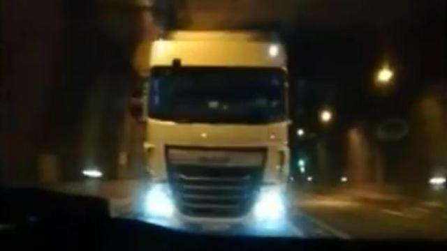 Imagen del camionero tomada por el vehículo que le precedía