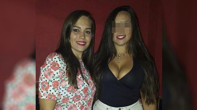 Miriam Vallejo, a la izquierda, junto a Celia Rosillo, su compañera de piso y novia del detenido.