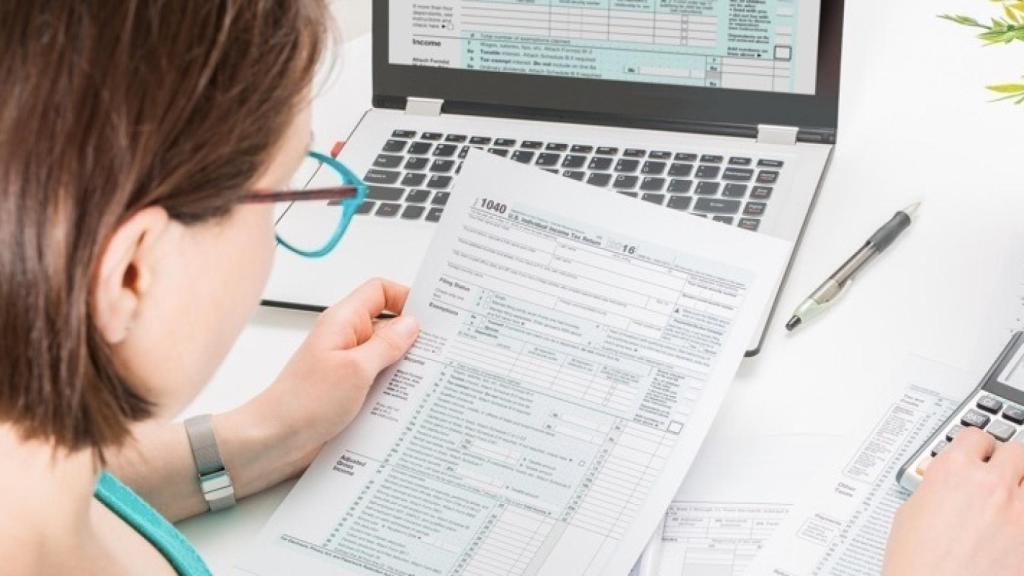 Un contribuyente elaborando su declaración de la Renta.