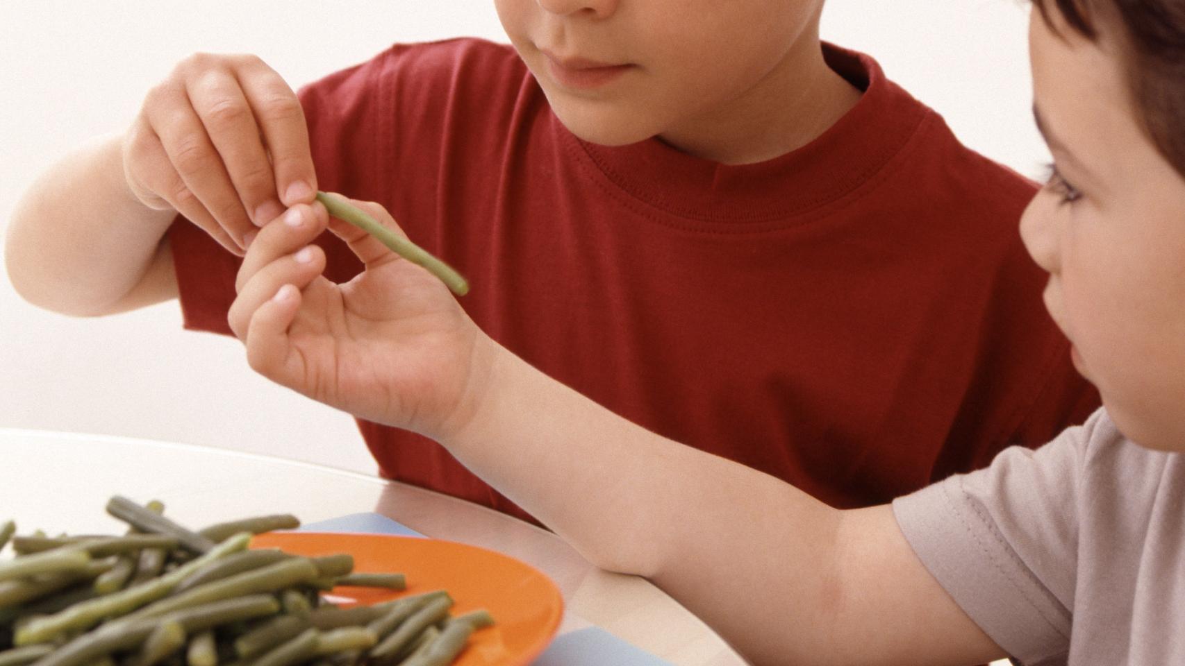 Varios niños se alimentan saludablemente