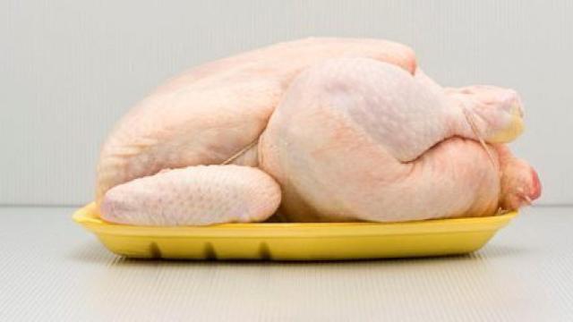 Un pollo de corral en una bandeja de supermercado.