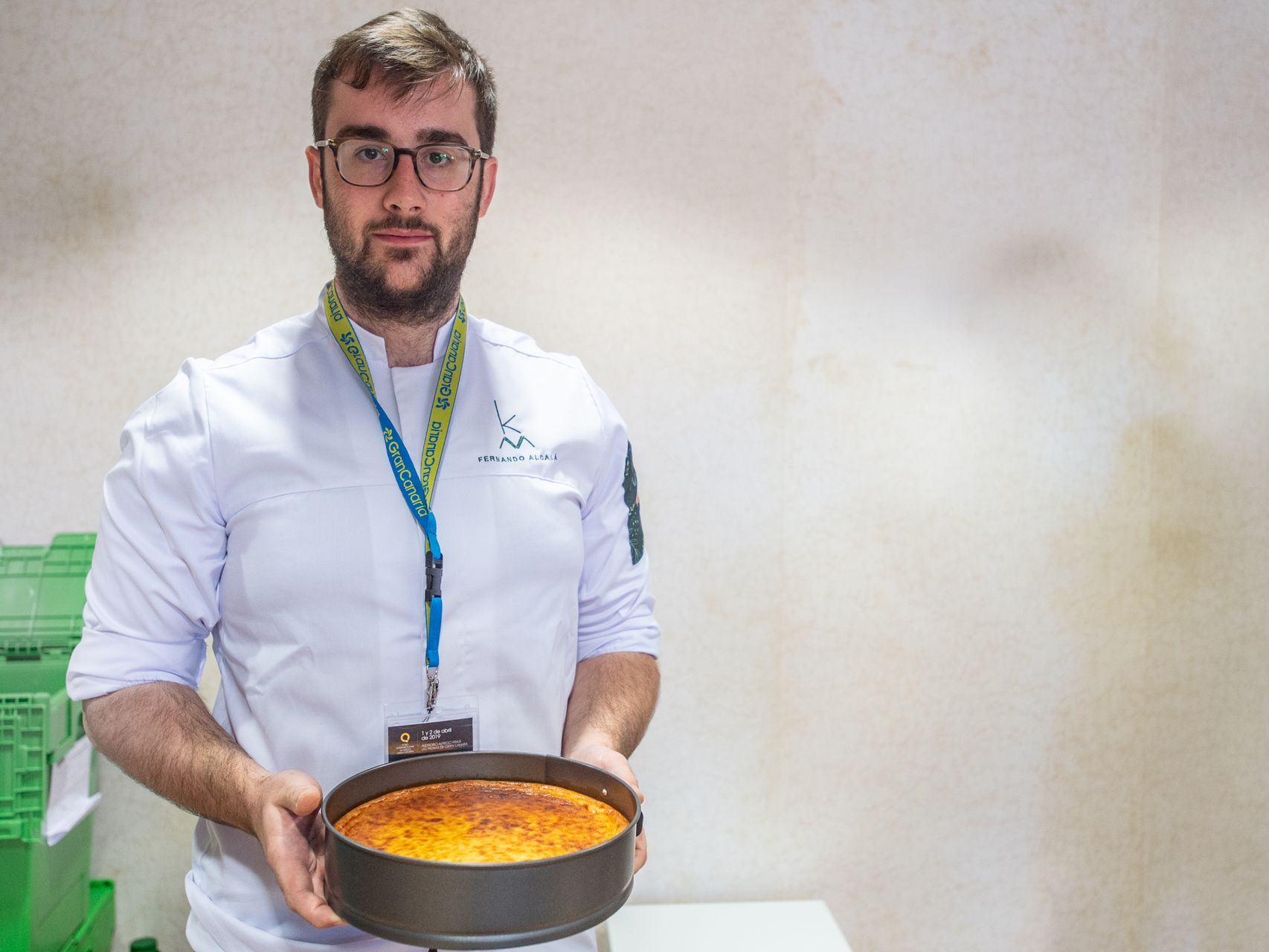 Fernando Alcalá del restaurante Kava (Málaga) exhibe su tarta de queso, la mejor de España