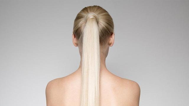 Mujer con una bonita cola de caballo rubia.