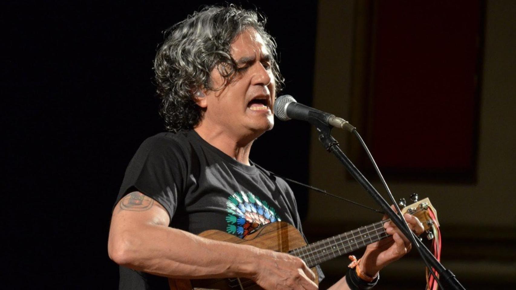 Armando Vega Gil durante un concierto.