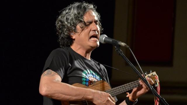 Armando Vega Gil durante un concierto.