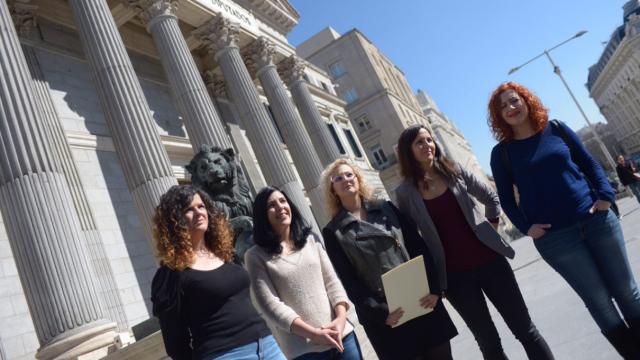 María Sevilla (centro), entre la senadora Idoia Villanueva y la diputada Ione Belarra, ante el Congreso.