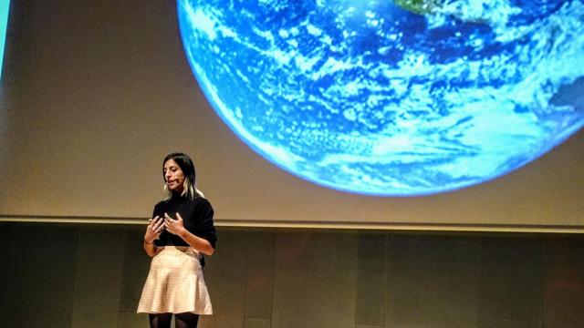 Moon Ribas, cofundadora de la Cyborg Foundation, explica su sistema para percibir los movimientos sísmicos de la Tierra.