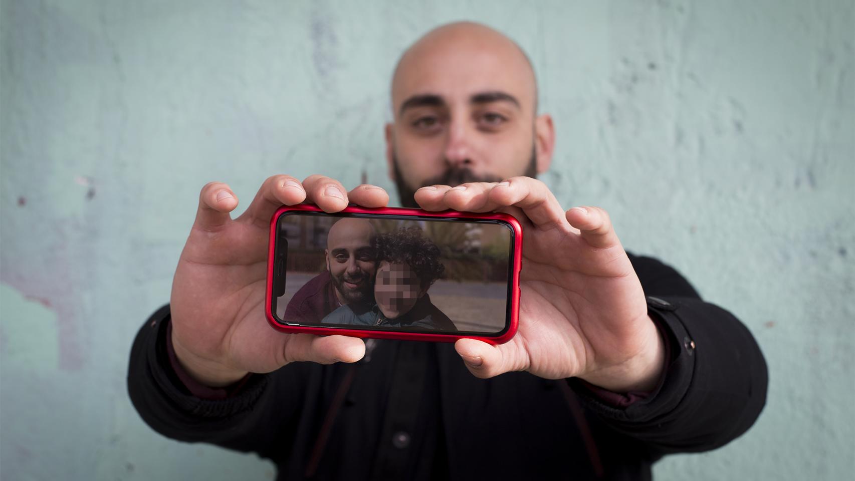 Rafael, sosteniendo una fotografía de su hijo S.
