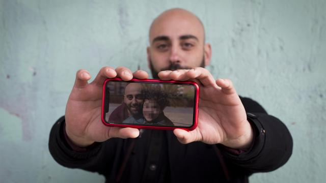 Rafael, sosteniendo una fotografía de su hijo S.