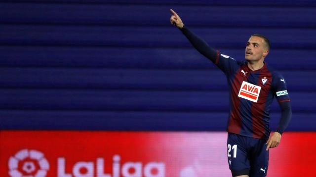 Pedro León celebra un gol con el Eibar
