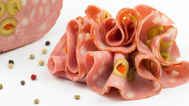 Una loncha de mortadela con olivas de las que puedes encontrar en el supermercado.