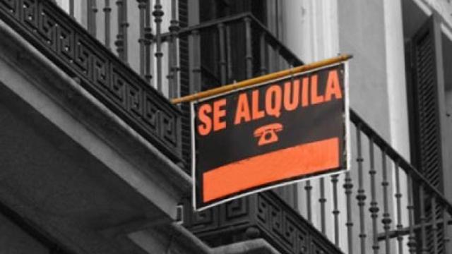 Cartel de un piso en alquiler.