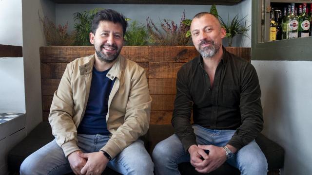 Imagen de archivo de César y Luis posando en el interior de su local en el corazón del Orzán