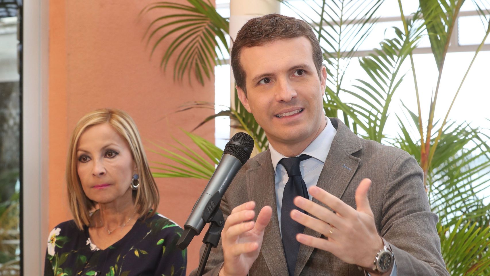Pablo Casado y la secretaria general del PP en Canarias, Australia Navarro.