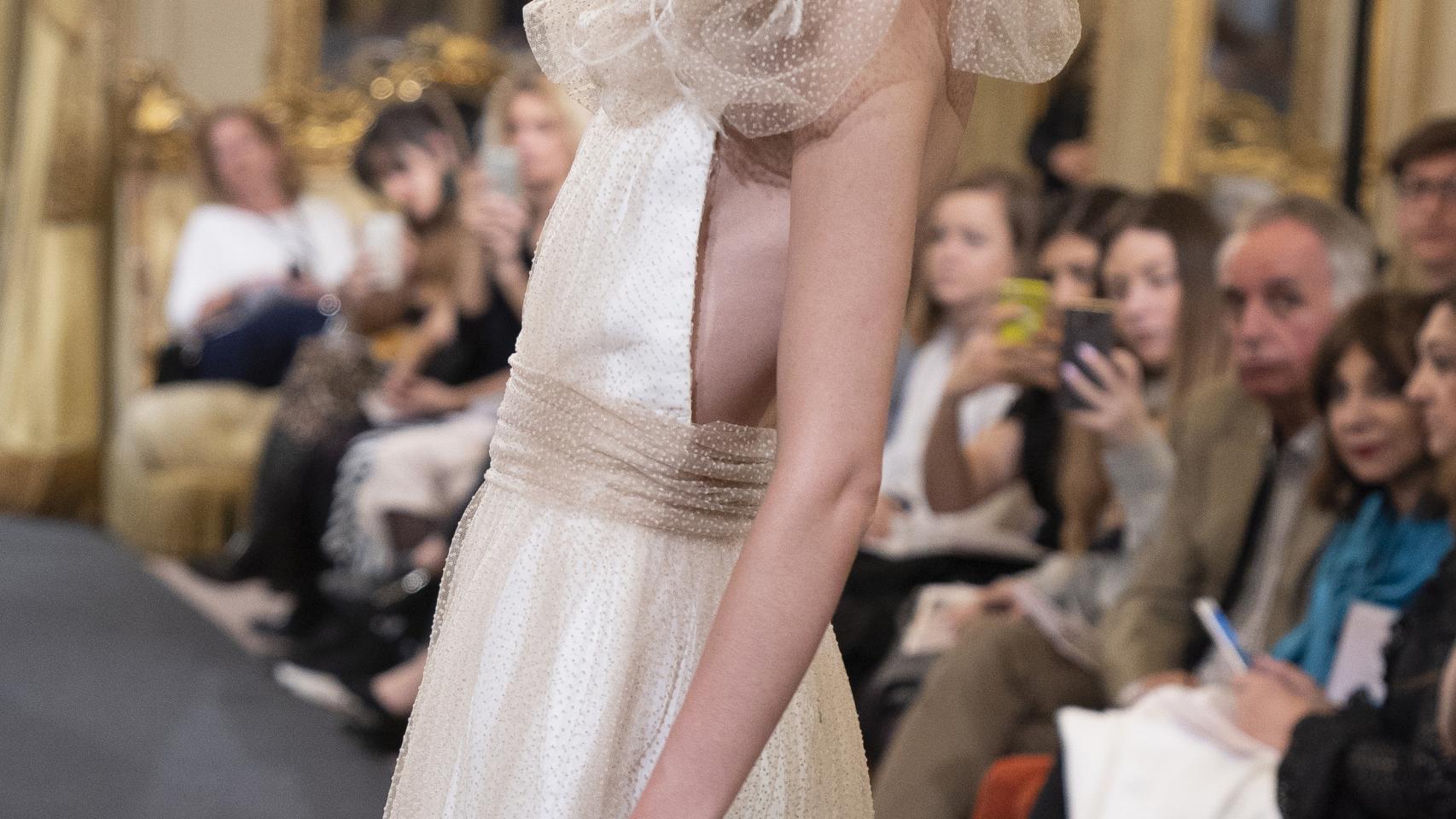 Modelo en el desfile de Antonia Serena en la Semana de la Moda Nupcial en Madrid.