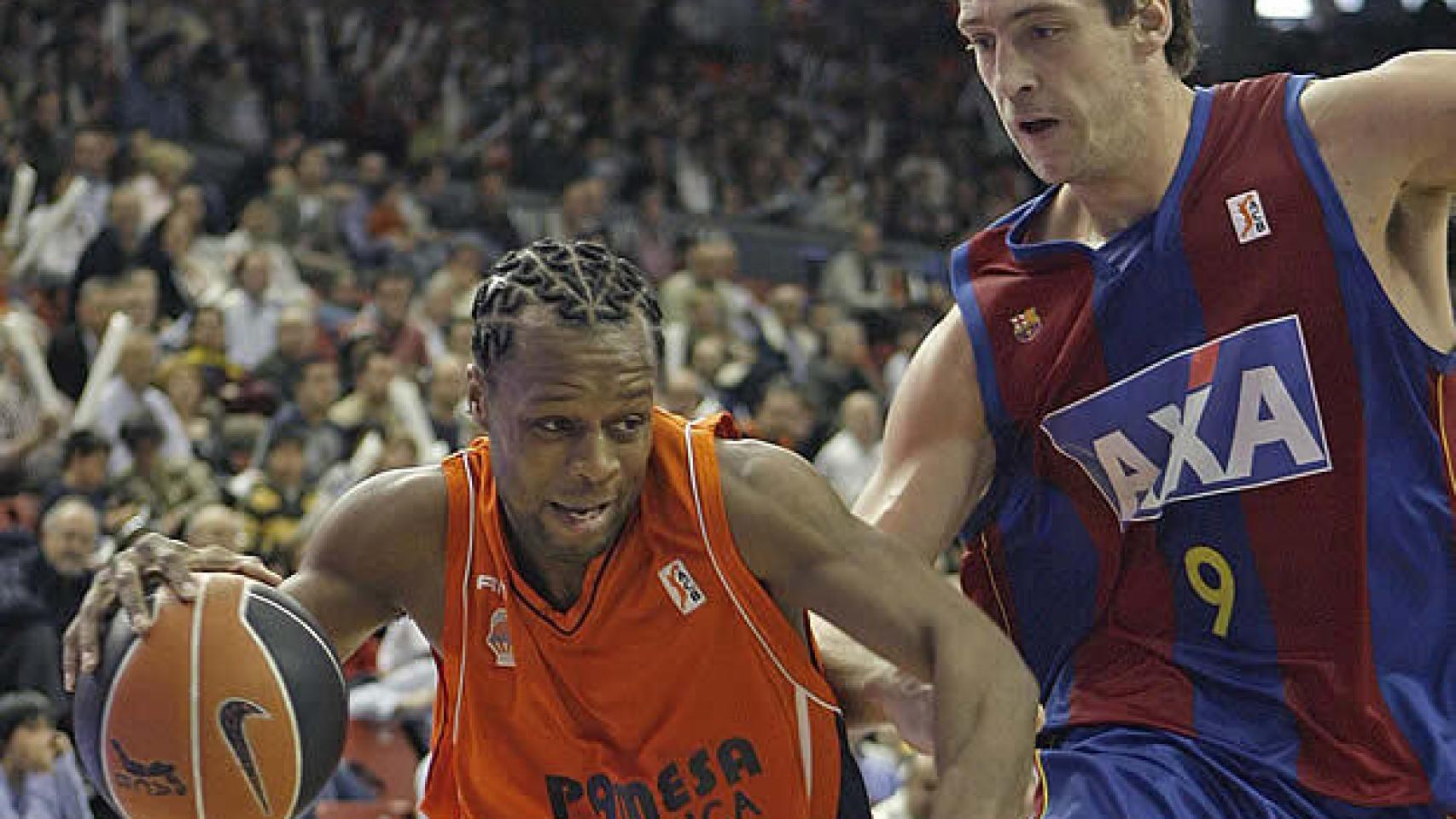 Marconato defendiendo a un jugador del Pamesa Valencia