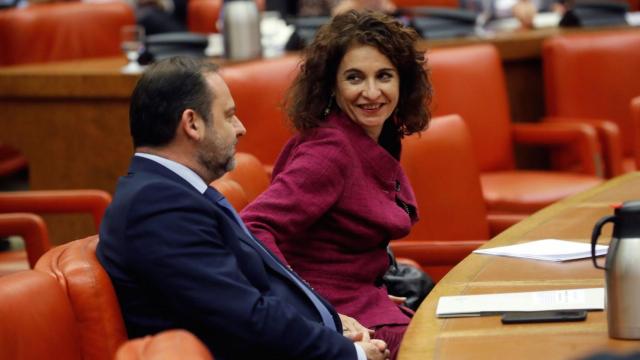 José Luis Ábalos, ministro de Fomento, y María Jesús Montero, de Hacienda, este miércoles en el Congreso.