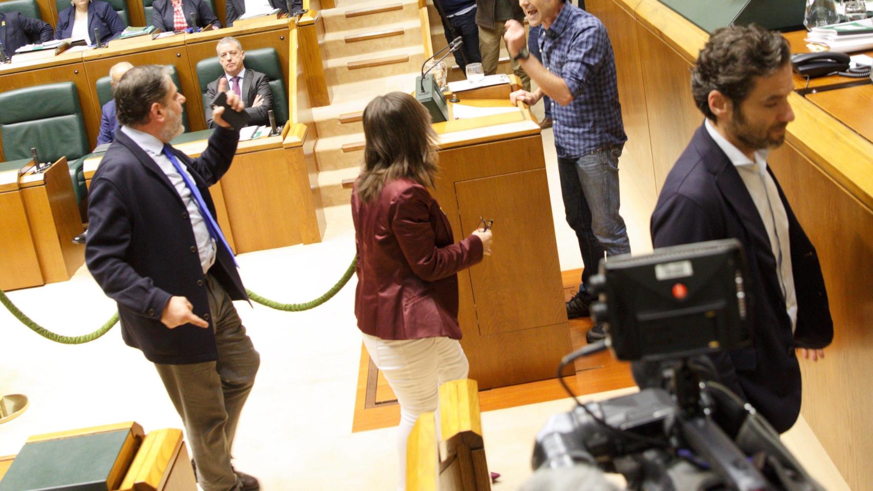 Diputados del PP increpan al parlamentario de Bildu Julen Arsuaga.