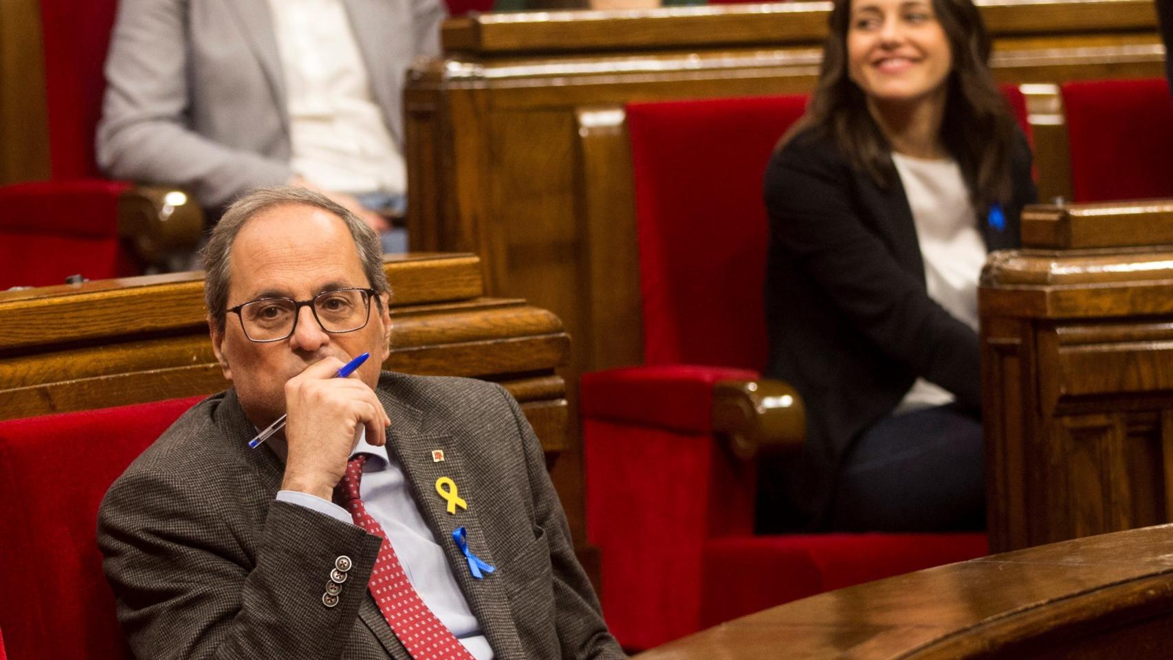 Quim Torra e Inés Arrimadas, ambos con un lazo azul en el Parlament este jueves.
