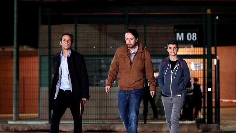 Jaume Asens, Pablo Iglesias y Lucia Martín, a la salida de visitar a Oriol Junqueras en la cárcel de Lledoners.