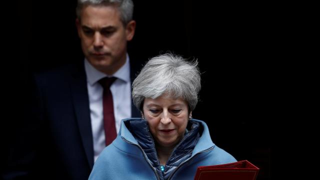 Stephen Barclay, ministro del 'brexit' detrás de la primera ministra Theresa May.