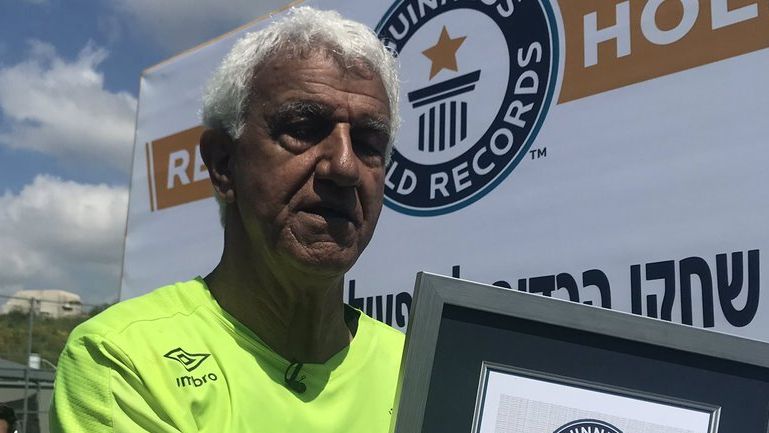 Portero israelita ganador del récord Guinness. Foto: Twitter. (@BabaGol_)