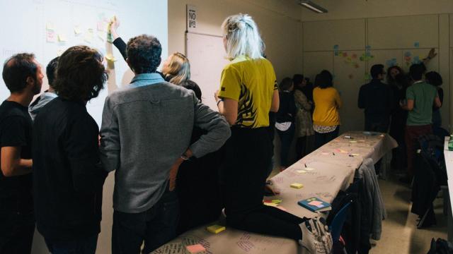 Grupos de debate en un espacio de formación.