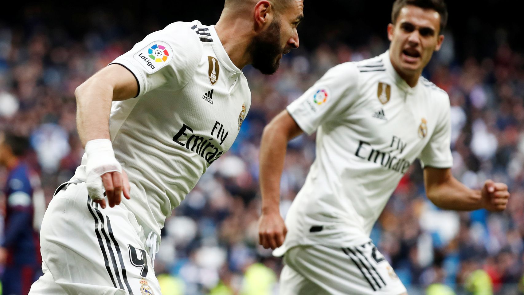 Karim Benzema celebra junto a Reguilón su gol ante el Eibar