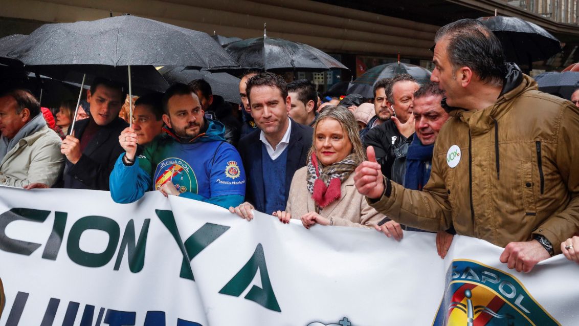 Cabecera de la manifestación liderada por representantes de PP, Cs y Vox.