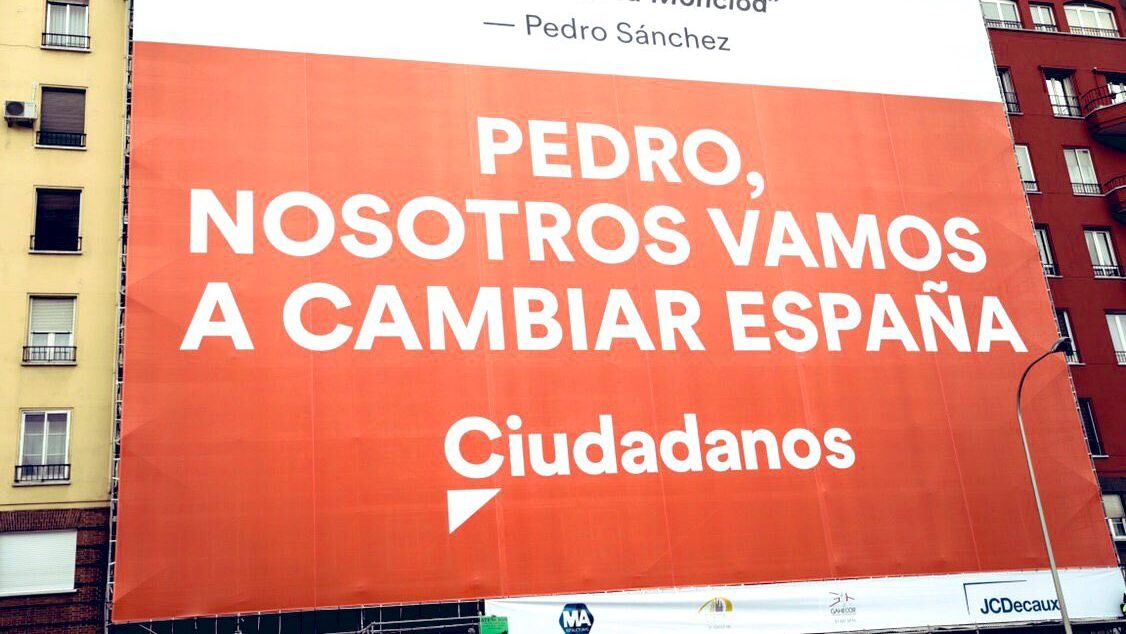 El cartel ocupa por completo la fachada de un edificio del centro de Madrid.