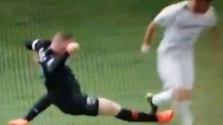 La brutal entrada con la que Rooney fue expulsado tras revisión del VAR