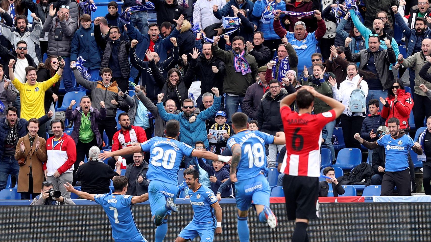 Los jugadores del Getafe celebran el gol de Ángel ante el Athletic en La Liga