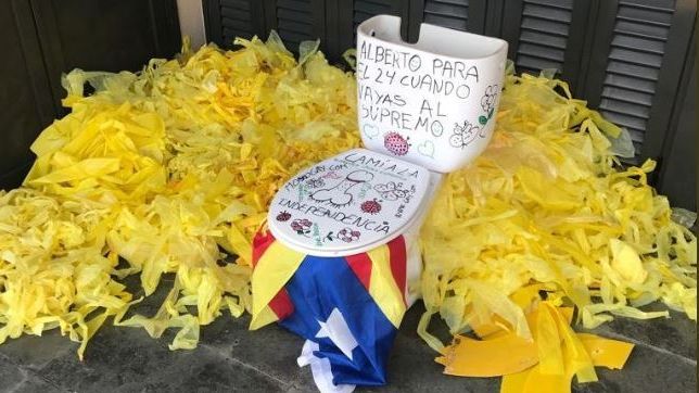 El inodoro que le han dejado a Donaire en su vivienda