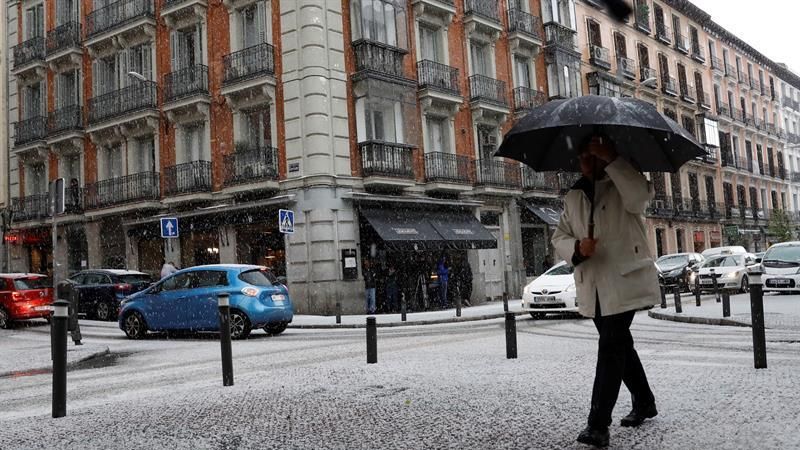 Vista de una calle bajo la fuerte granizada que ha caído este viernes en Madrid. EFE/Ballesteros