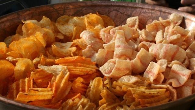 Patatas fritas,  jamón o snacks saludables, ¿cuál engorda más?