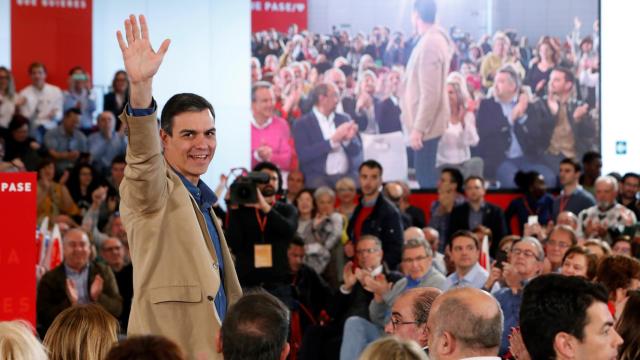 Pedro Sánchez saluda en un mitin camino al 28-A.