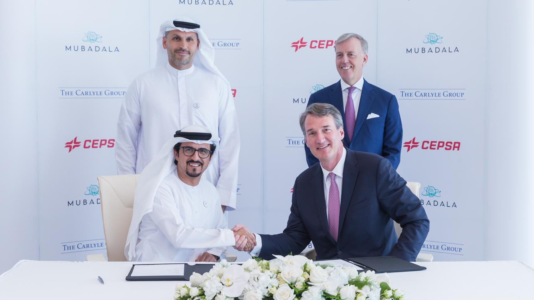 Sentado: Musabbeh Al Kaabi, CEO de la plataforma de petróleo y petroquímica de Mubadala, y Glenn Youngkin, Co-CEO de The Carlyle Group. En pie: Khaldoon Khalifa Al Mubarak, Managing Director y CEO de Mubadala Investment Company, y Marcel Van Poecke, director de Carlyle International Energy Partners.