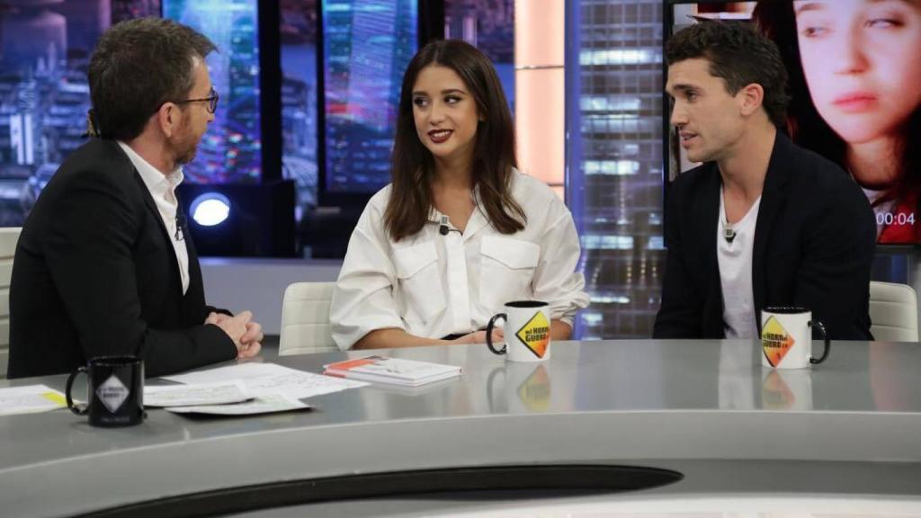 Pablo Motos, María Pedraza y Jaime Lorente, en un momento de la entrevista en 'El Hormiguero'.