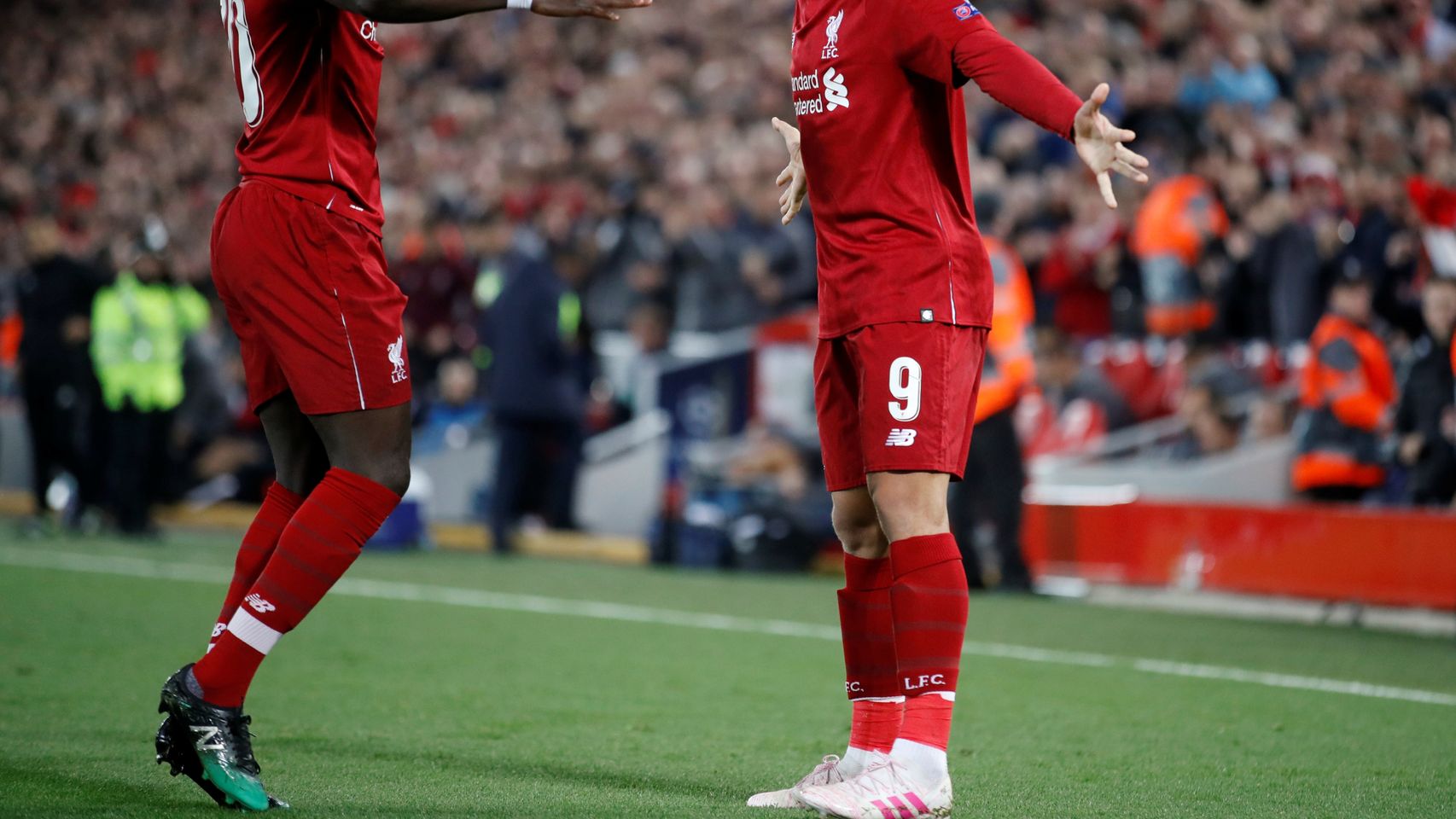 Mané y Firmino celebran un gol al Oporto